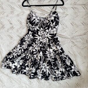 No Boundaries White Brand Tag on Black and Gray Garment